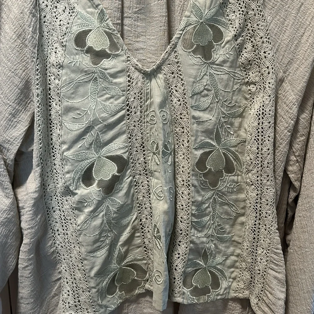 Free people Sivan embroidered blouse featuring beautiful crocheted panels - Picture 4 of 5